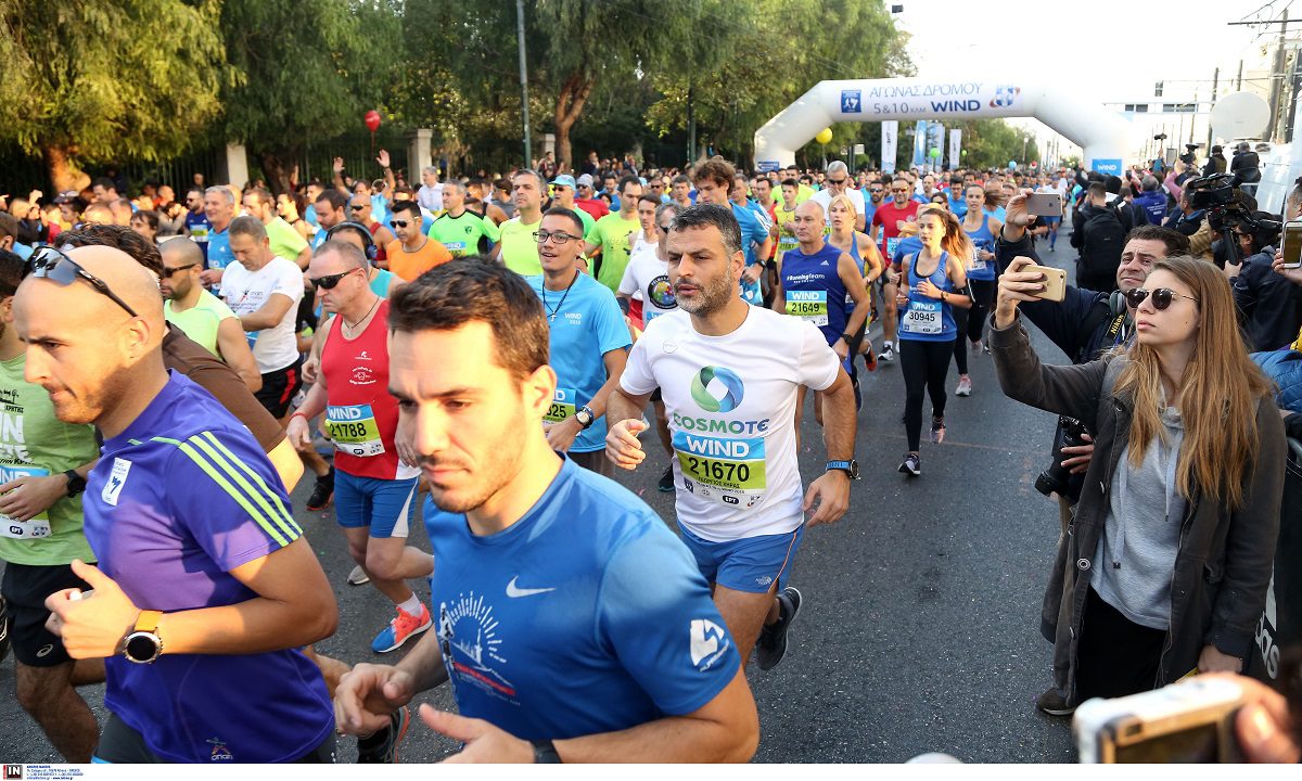 Élèves de 43 écoles lors de la course nocturne de 10 km.  Universités OPAP.